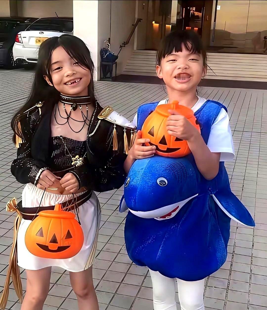 当他说出“孩子是天使，不要只看脸”时，弹幕淹没了屏幕。七年前，他甩出三个字，定