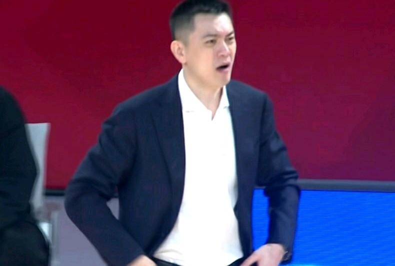 杨鸣这下彻底坐不住了：3连客尴尬3连败收官，时不时场边开始手舞足蹈，可见是真的急