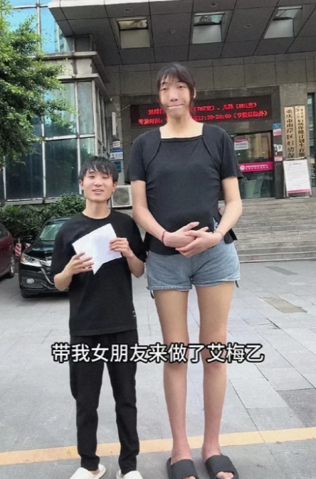 不怪小伙子一脸幸福，换谁谁不是。