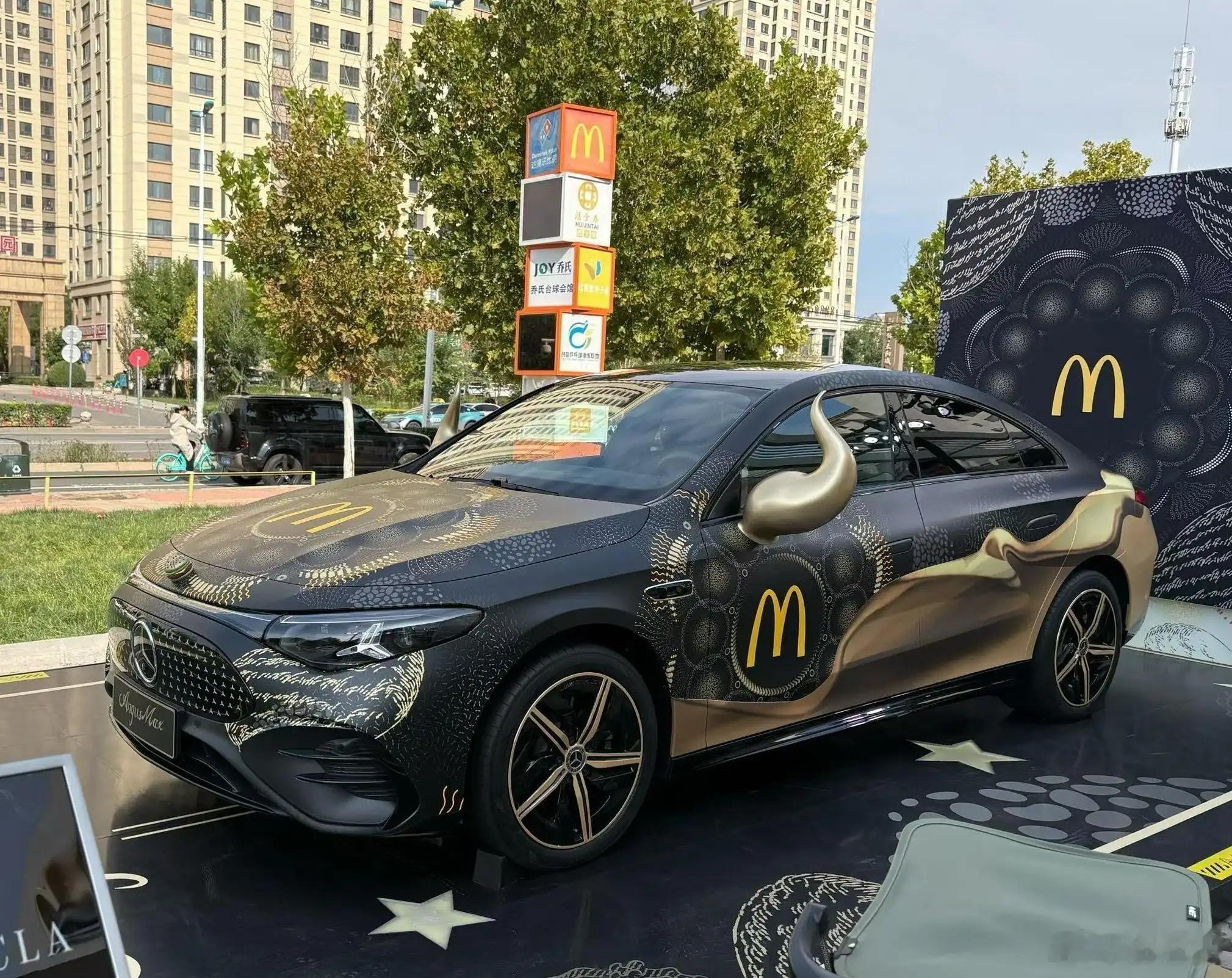 这是传说中的金拱门痛车？