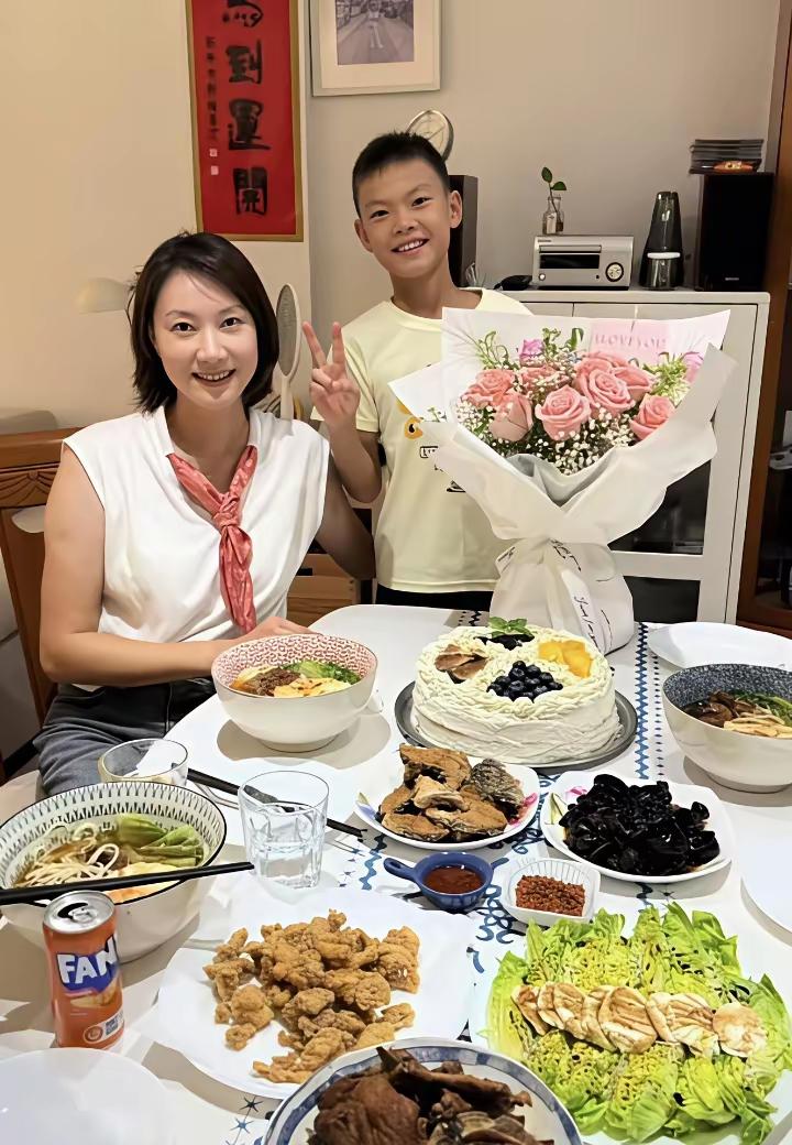 谢杏芳和儿子一起过生日。40多岁的谢杏芳保养得益，脸上丝毫看不出来岁月的痕迹，皮