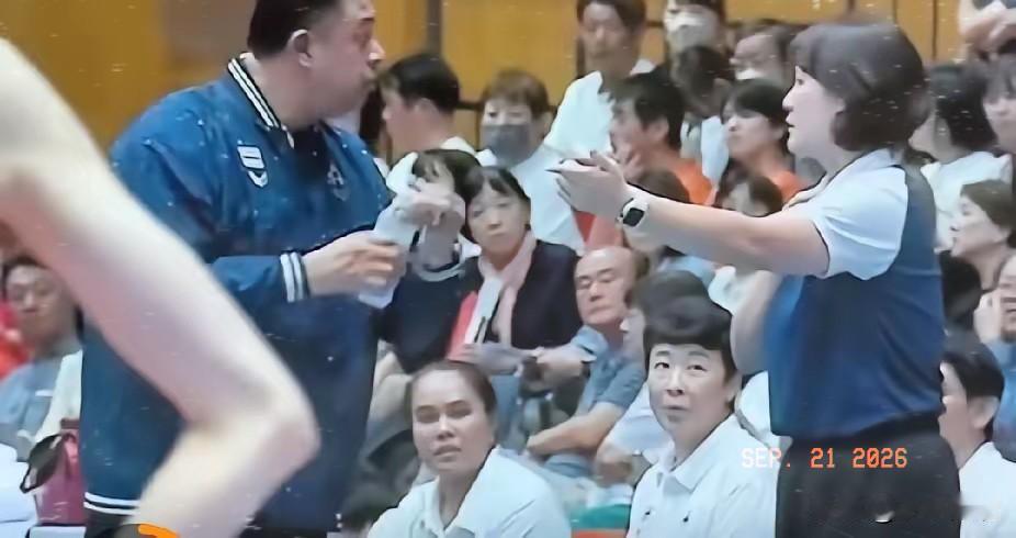 这个泰国教练输球脸色难看。决胜局我们大比分领先，赢是板上钉钉的时候，加提蓬还要一