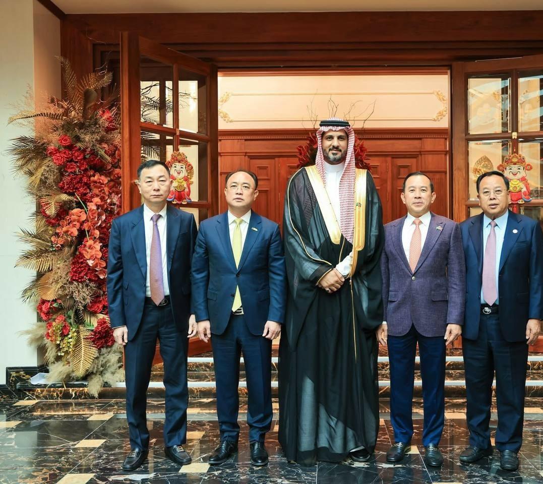 柬埔寨要跟沙特阿拉伯做生意，看看这张合影多么可笑。中间这个阿拉伯人像个大门楼似的