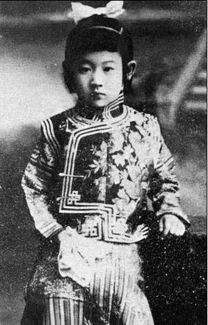 幼儿时期的爱新觉罗·显玗，拍完这张照片不久，她就作为川岛浪速的养女被送到日本，改
