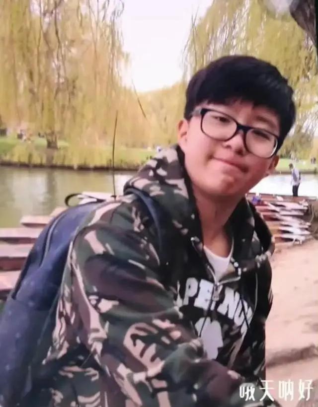 范丞丞小时候戴黑框眼镜肉嘟嘟像学霸样，网友直呼反差太大！​​​
