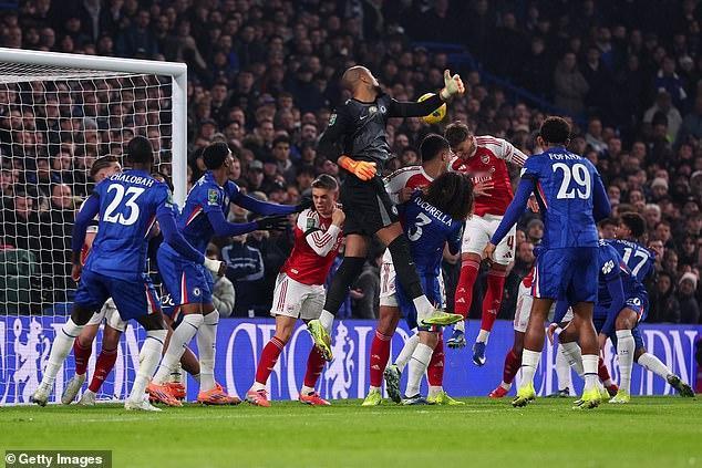 联赛杯半决赛，切尔西2比3输给阿森纳，门将桑切斯出现了两个失误。一个角球出击没扑