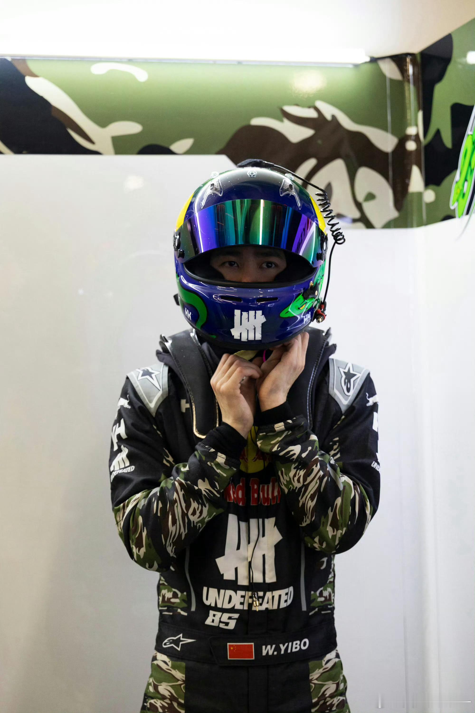 王一博黑色赛车服造型他在赛车场上的黑色赛车服造型，每一次出现都让人眼前一亮。不