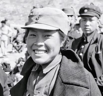 1937年，王地主突然发现一20岁女兵，昏倒在家门口。他四下看看无人，一下把她扛