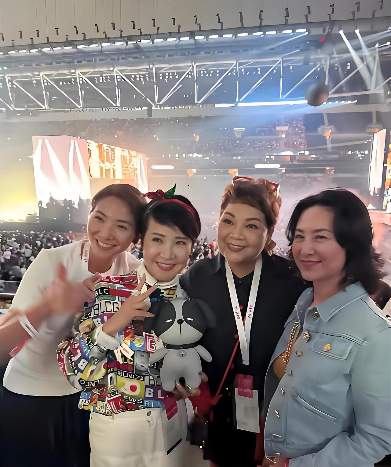 四人在启德演唱会上合影，狄波拉是51年的，何超琼是62年的，感觉两人没差几岁，可
