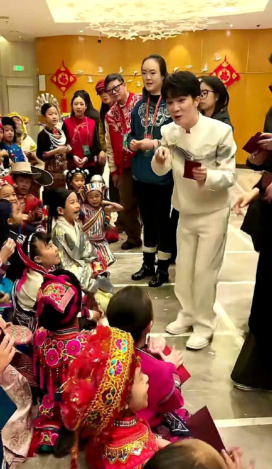 别盯着周深春晚的收视率了，他下台后干的事，才叫“人精”。演出服一换，他没急