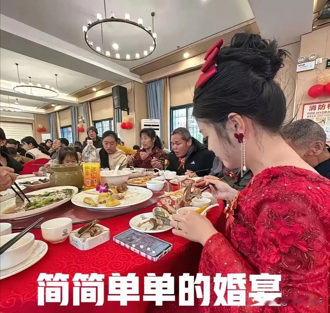 无锡一场婚礼，直接把规矩给掀了。全程不到两小时，新人没上台，司仪没请，上来就是一