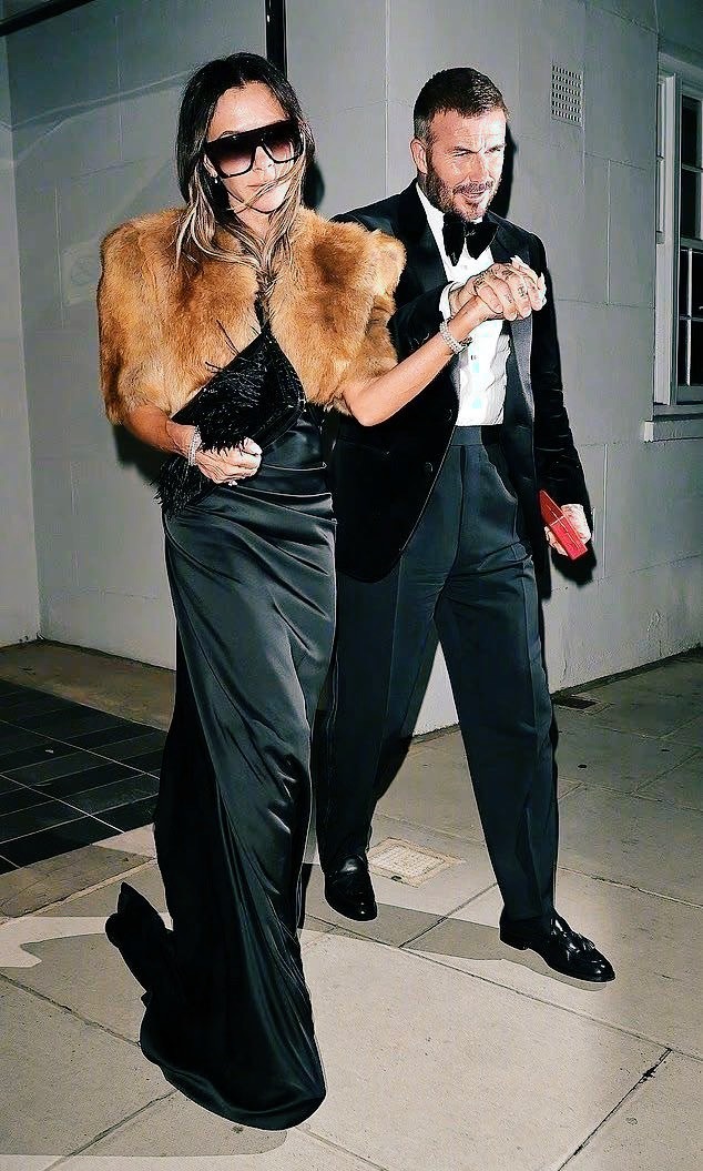 贝克汉姆授勋后，两家人在朋友戈登·拉姆齐举办的庆祝晚宴上一直狂欢到凌晨1点。三个