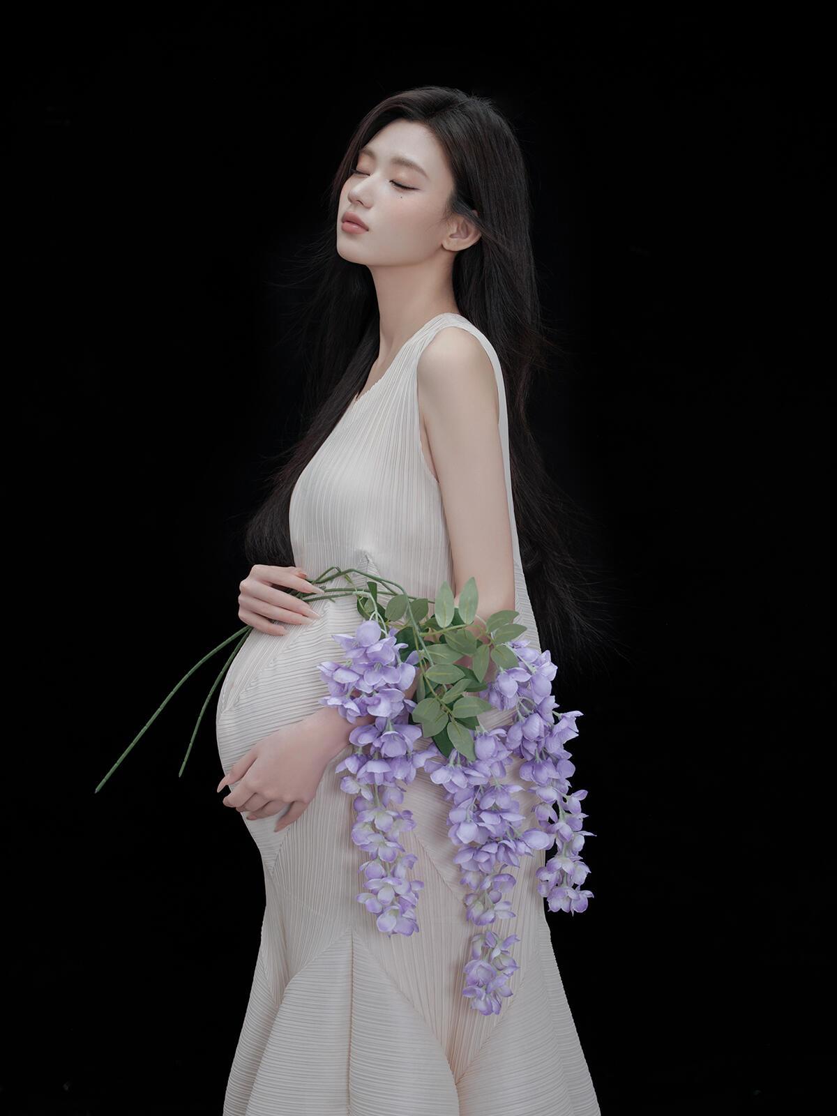 是风掠过发梢时的温柔，是裙摆裹着的期待，是花束轻蹭隆起的弧度。镜头里的每一缕