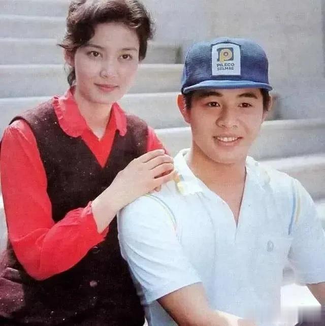 1983年，李连杰跟潘虹在他们年轻的时候拍下了一张合影。当时，潘虹只有29岁，而