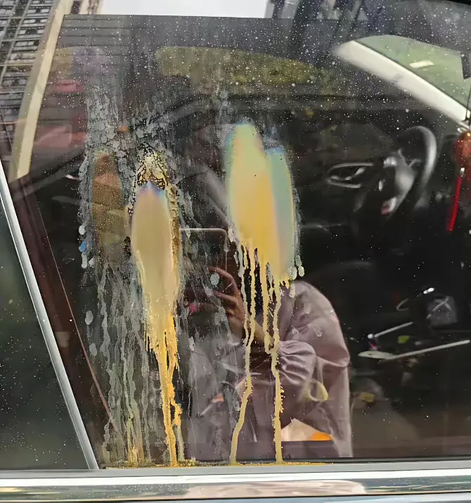 车子停在车库一个月就这样了，物业管不管？