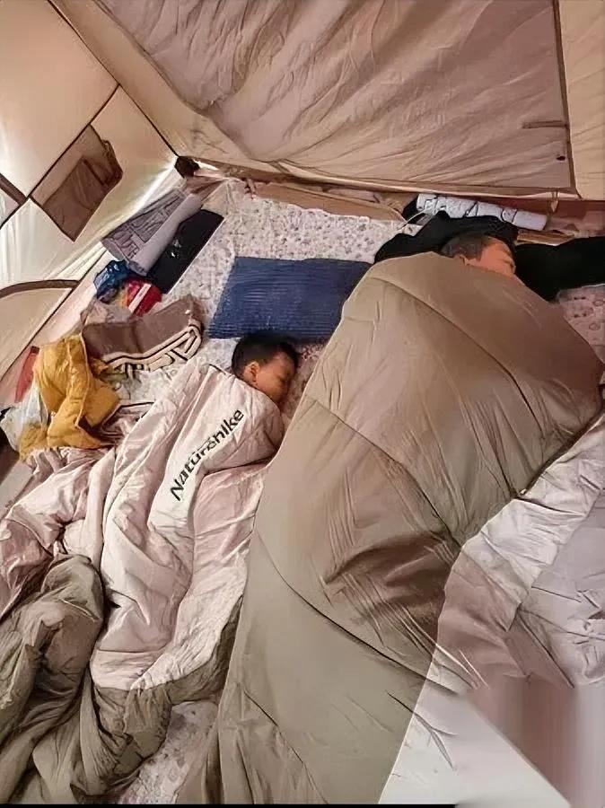 旅游睡车里图啥？真比住酒店舒服？最近总刷到有人自驾睡车里、搭帐篷做饭，累
