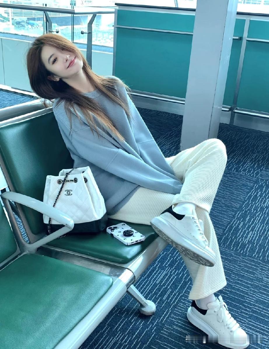 现在好多女孩子都被毁了，真的太吓人了。我89年的女同事，月薪5000块，偏要