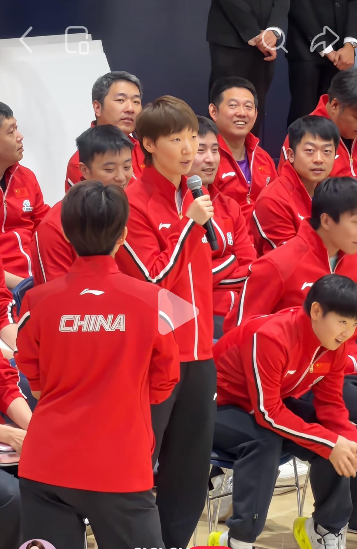 王曼昱回答问题太幽默—简短而有力“追”孙颖莎王曼昱等国乒运动员参加中美乒乓球
