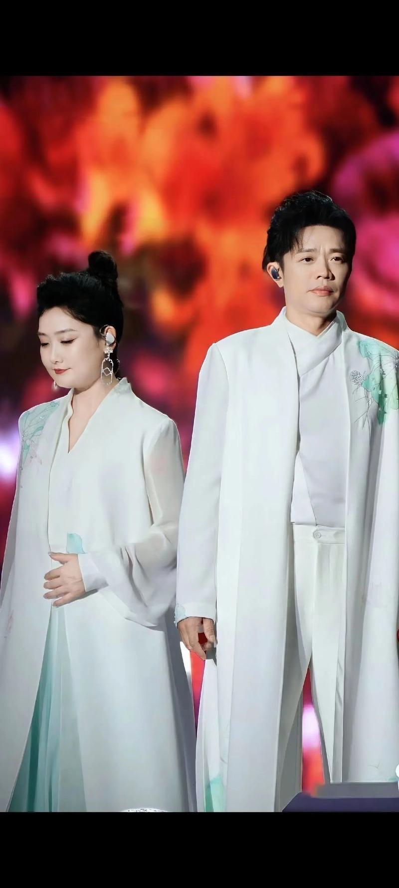 凤凰传奇要倒闭了，在鸟巢开个演唱会，现场只有两名观众。5月30日，在凤凰传奇的演