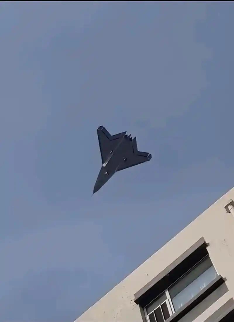 无尾布局、内置弹舱、低空超稳掠过！歼-50的每一次亮相，都在给美军的F-22敲响