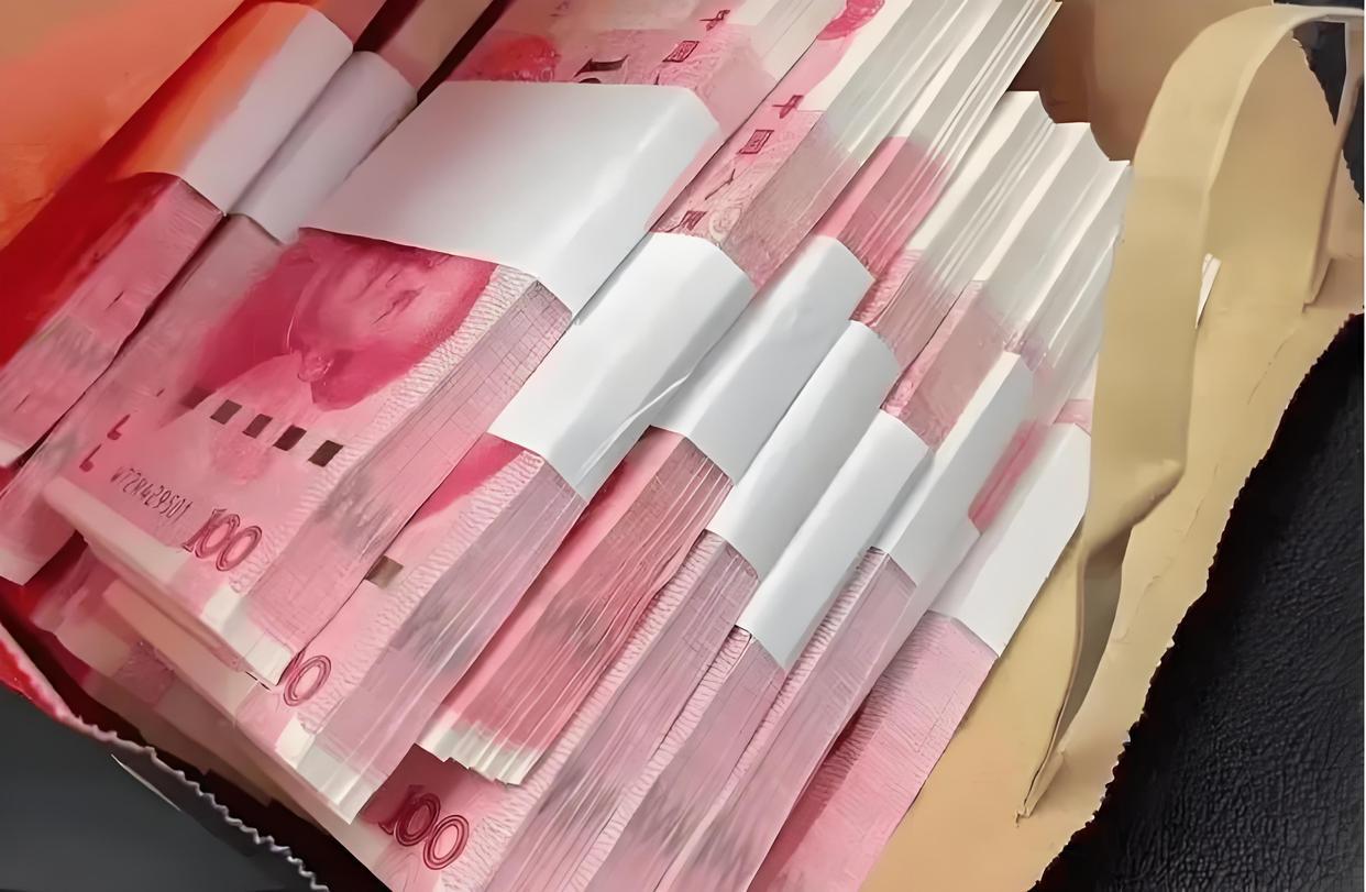 陕西西安，一女子感觉家里放的现金数目不太对，怀疑老公偷偷藏了私房钱。她没有直接质