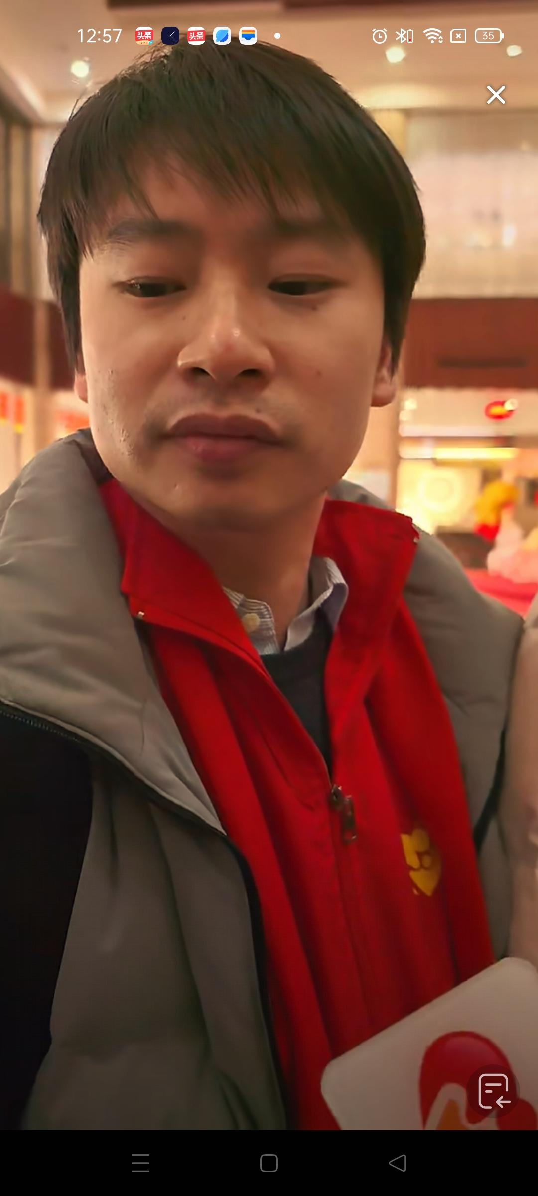 张云鹏出生于1997年，现年29岁，爸爸紧紧拉着儿子的手，一刻也不想松开，这次相