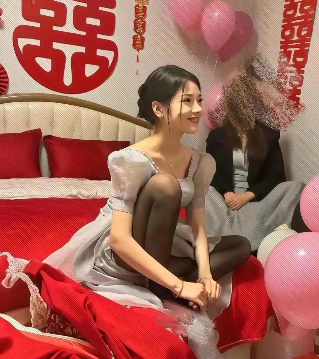 笑容满面的新娘子，羡慕新郎。你羡慕吗？每次刷到新娘出嫁的视频，我都能盯着