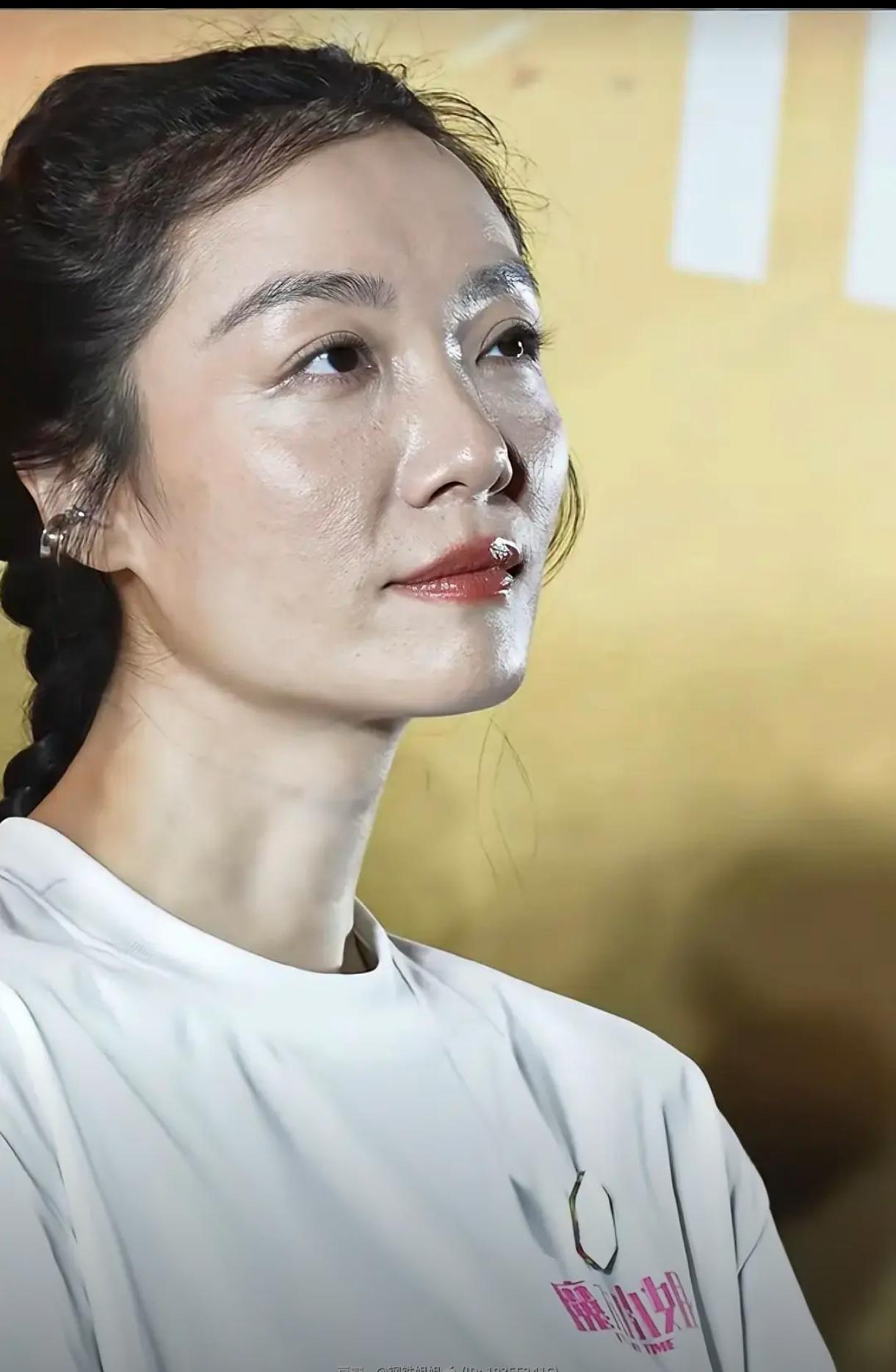 齐溪，王传君老婆。好有故事画面的脸庞啊，好油腻，天太热脱妆而已。齐溪本来也不是靠