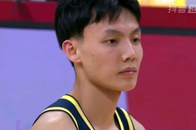 杜峰为啥只惩罚徐杰？在广东东阳光主场惨败上海久事40分的比赛中，发生极其无奈