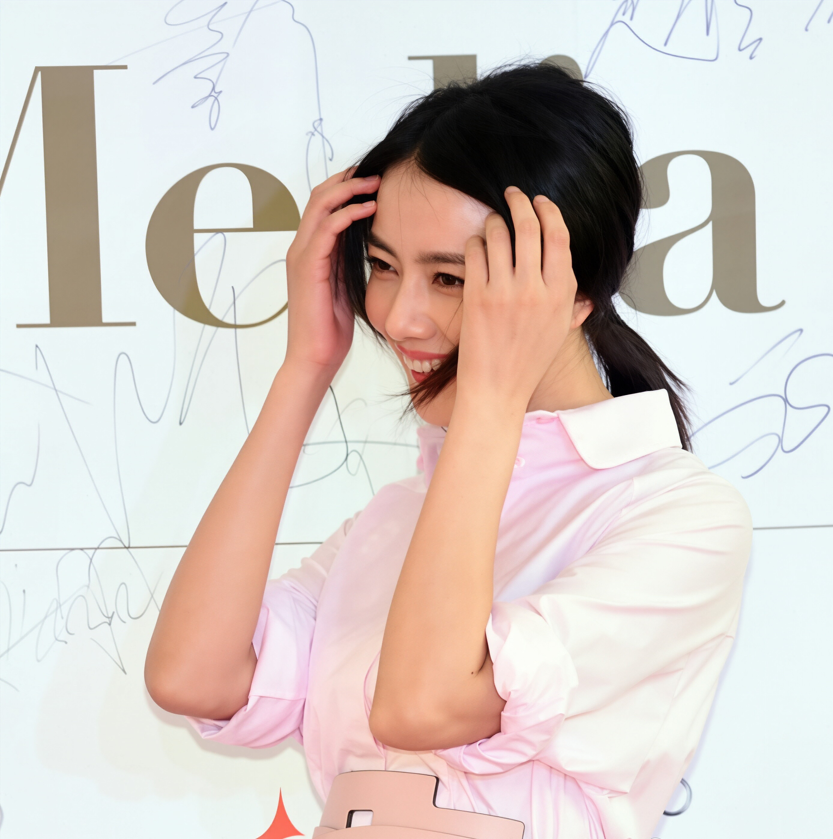 高圆圆这套温柔又利落的造型，就懂了好设计的核心：简约不简单，颜值与实用并存。太