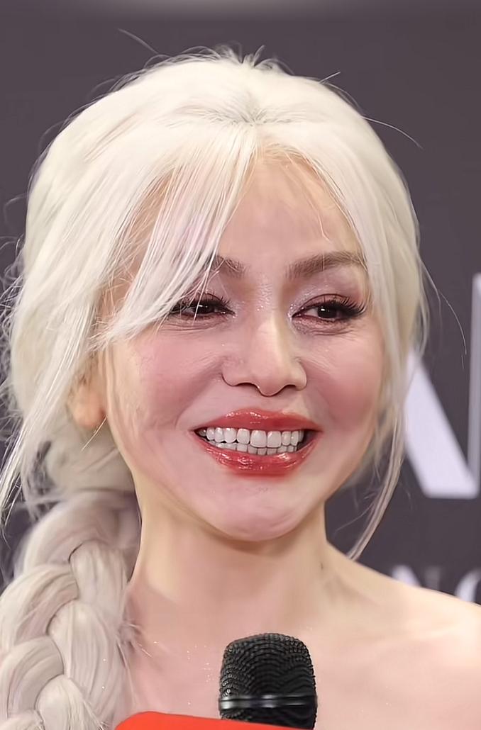 真的无法理解现在的审美。口红非要画出嘴唇外面吗？看上去好油腻。本来王琳的底子