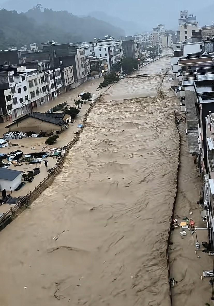 昨晚台风经过云浮市附近，彻夜大暴雨，加上本身汛期，导致山洪暴发冲下，部分村庄房屋