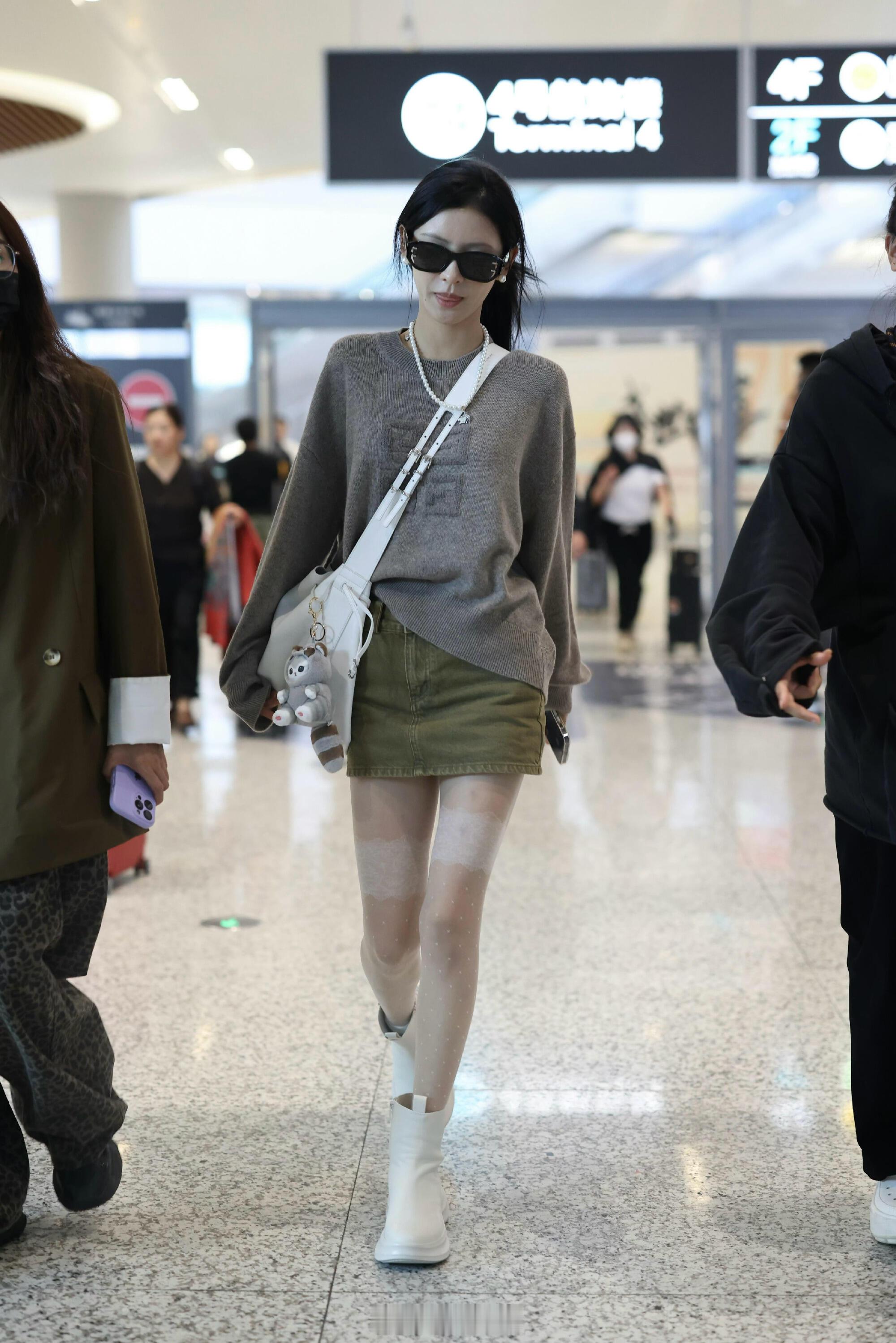 张予曦机场路透，美🤩
