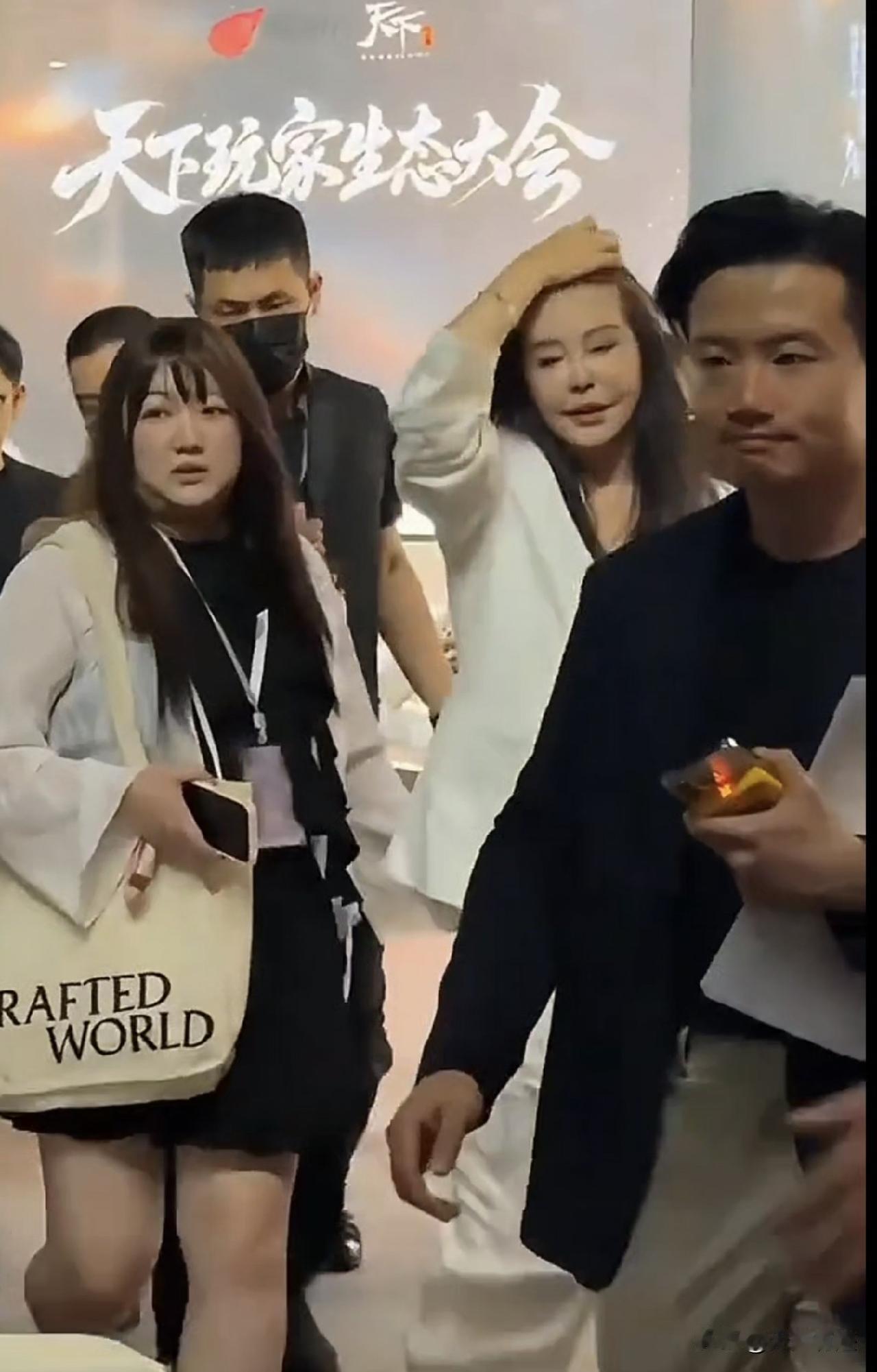 王祖贤现身广州活动现场，倾城容颜不再，身材微微发福，面部有医美痕迹。不过，这可