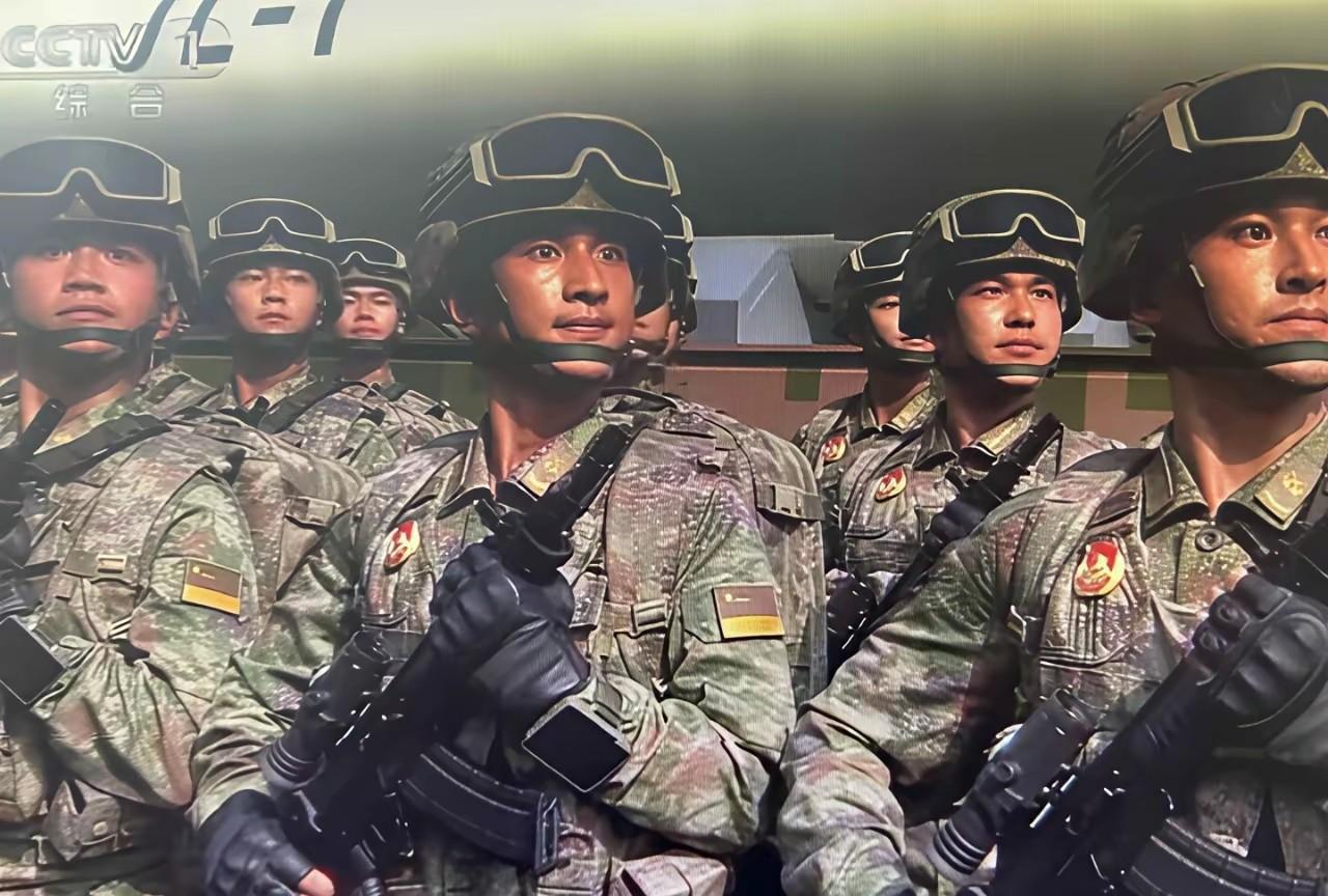 第一张照片和第四张照片可以放到小学语文课本上。第一张两个人是双胞胎兄弟，发现了