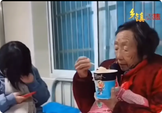 2023年，老人生病独自住院无人照顾，只有儿媳妇到饭点每天送来一桶泡面！儿媳说：