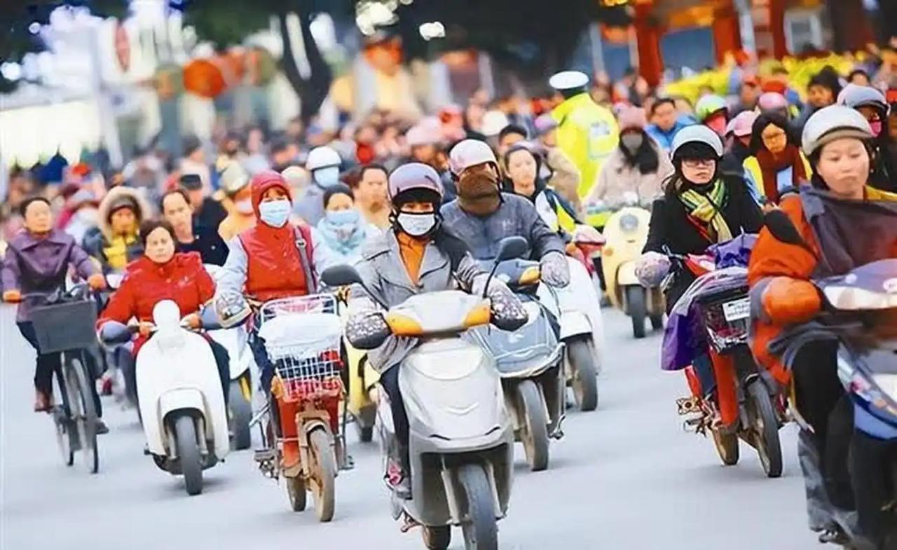 4亿辆电动车被逼上绝路！限速改了22年，真正的问题却没人敢说 最近有个消息在