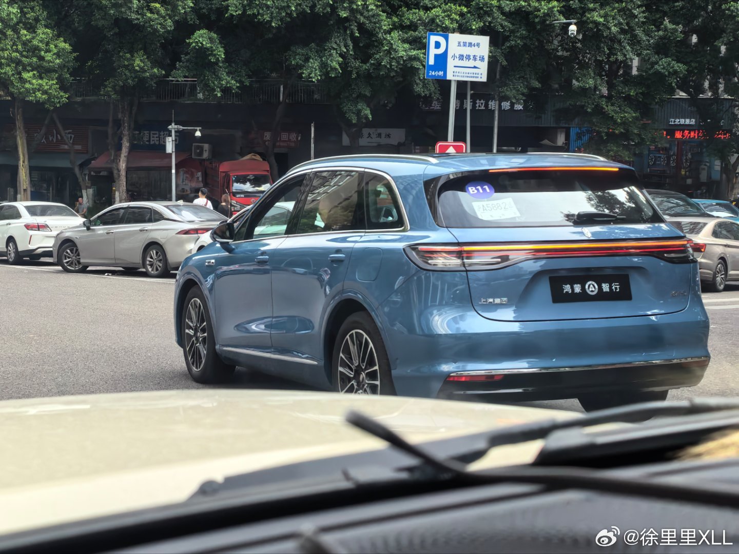遇到一台尚界H5。老远就能认出来，实车太有辨识度了。​