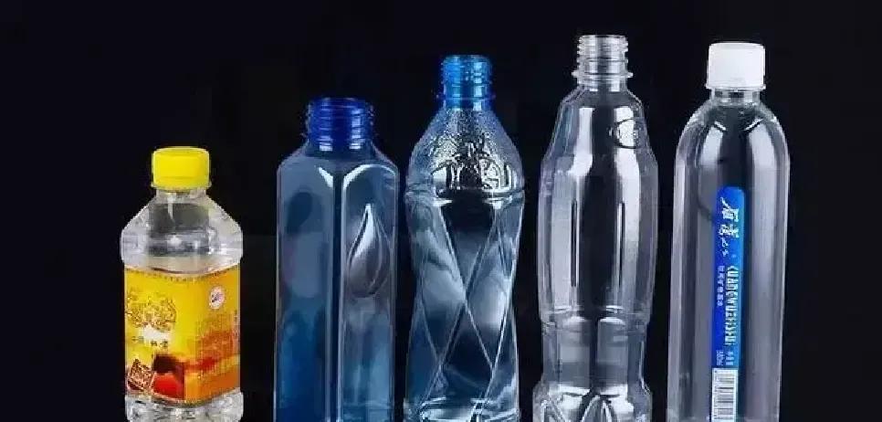 医院女厕隔间里出现剪口塑料瓶，照片一出，评论区炸锅。媒体去几家三甲蹲点，发现使