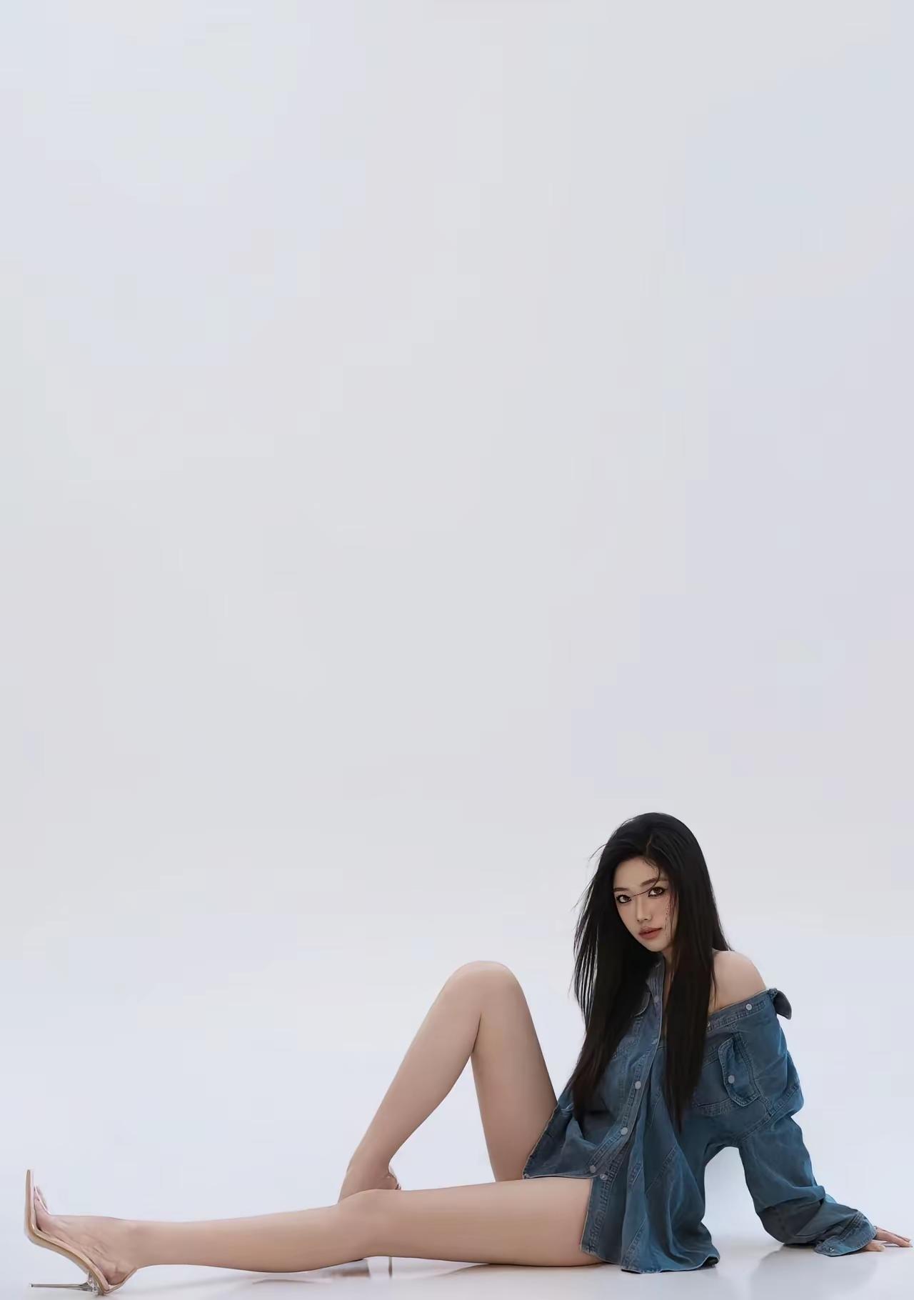 时尚牛仔风，性感撩人，谁说牛仔只能酷酷的？女生为什么喜欢穿黑袜子?怎么穿出优雅