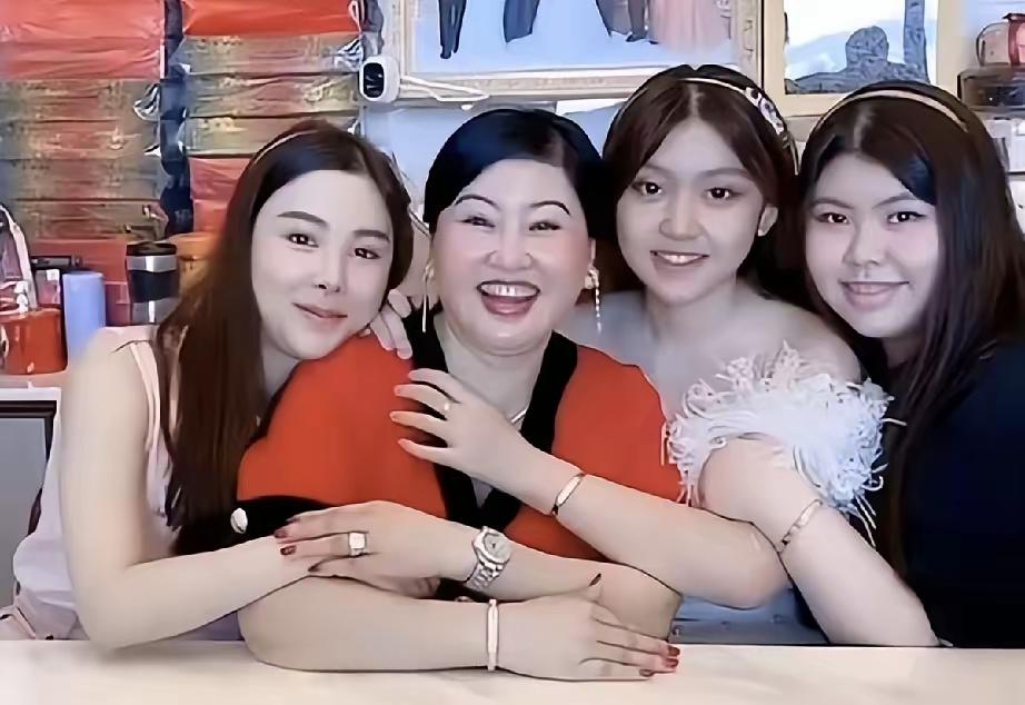 蔡天凤养了三家人，命运多舛，母亲带着她改嫁，又生了两个女儿，这两个妹妹的颜值跟