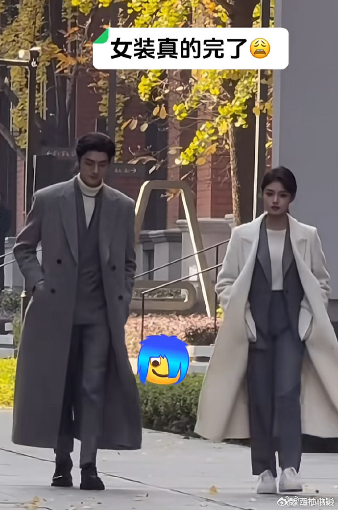 艾米拿着两个搓澡巾就出来了希望正片里能换个造型，不然我真的会为艾米的颜值和这部剧