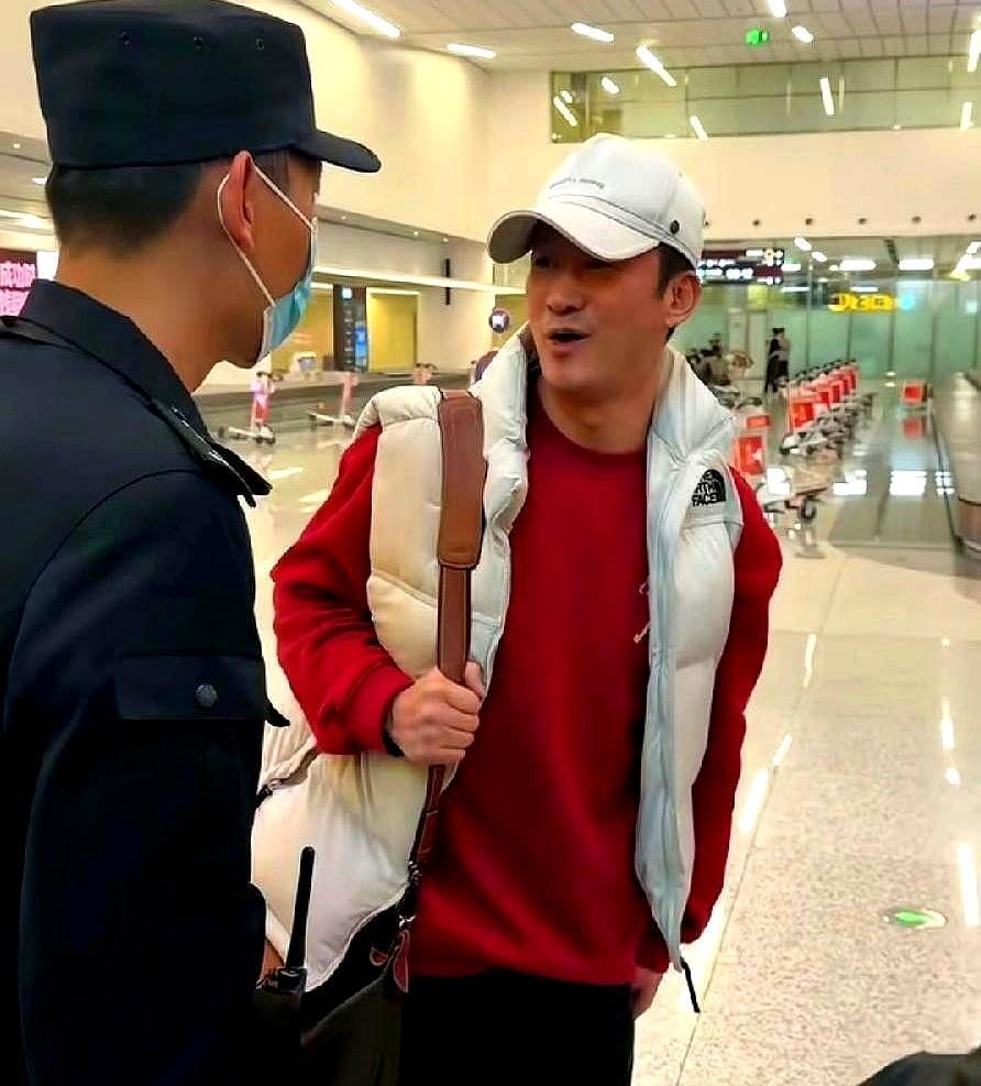 吴京在西安机场被保安拦住问去哪。他愣了两秒，指了指到达口小声问出口在哪。周围