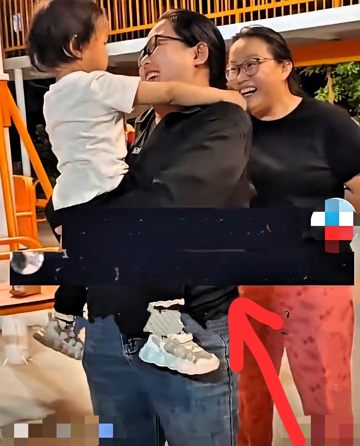 近日，河北保定两岁小妹妹跟着哥哥出门玩耍，妹妹一眼就抱住小区里一位陌生阿姨，认定