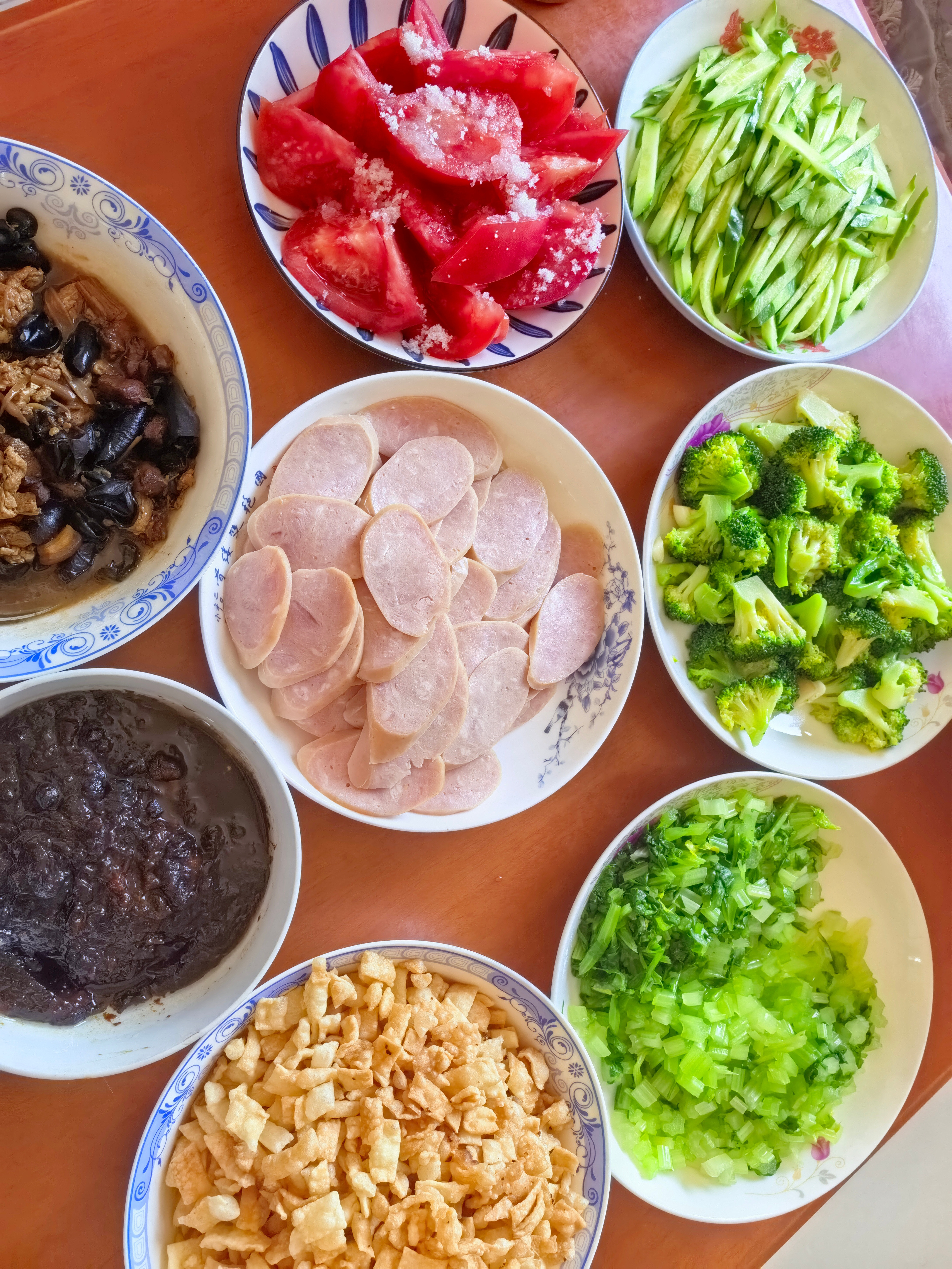 午饭时间到，开饭！看这些搭配就知道吃什么了，香喷喷的炸酱面