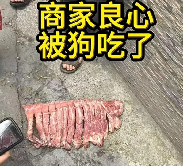 这商家给学校提供臭肉被家长发觉，当场义愤难平，大批家长聚集在此，真的是翻船啦！