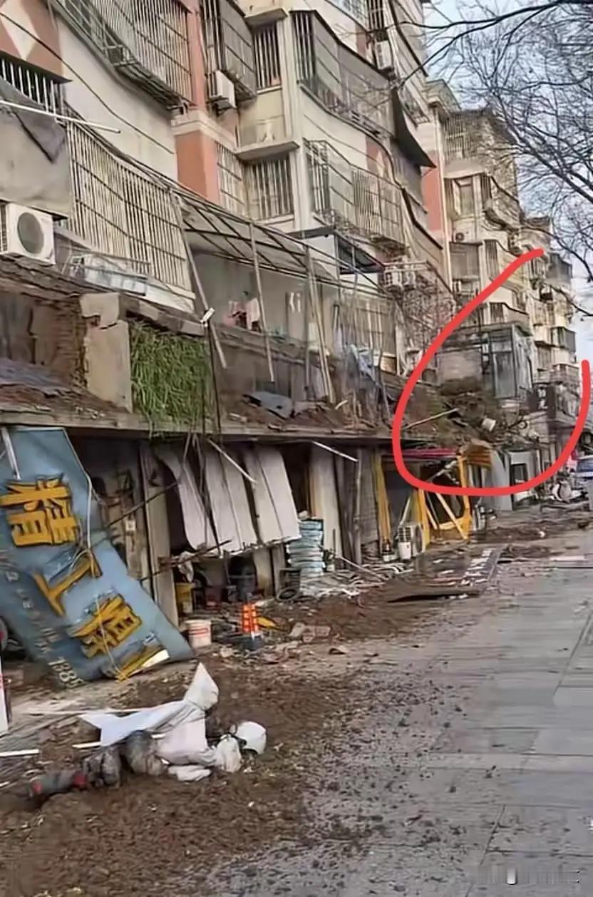 真的太离谱了！业主在阳台种菜，居然把楼下整排商铺的门头直接压塌，这后果真的不堪设