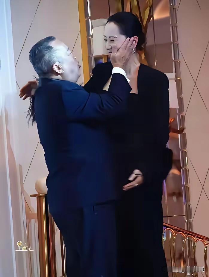 香港演员曾志伟和内地演员海清，说到底只是行业里的同事。在公开场合见面，曾志伟毫