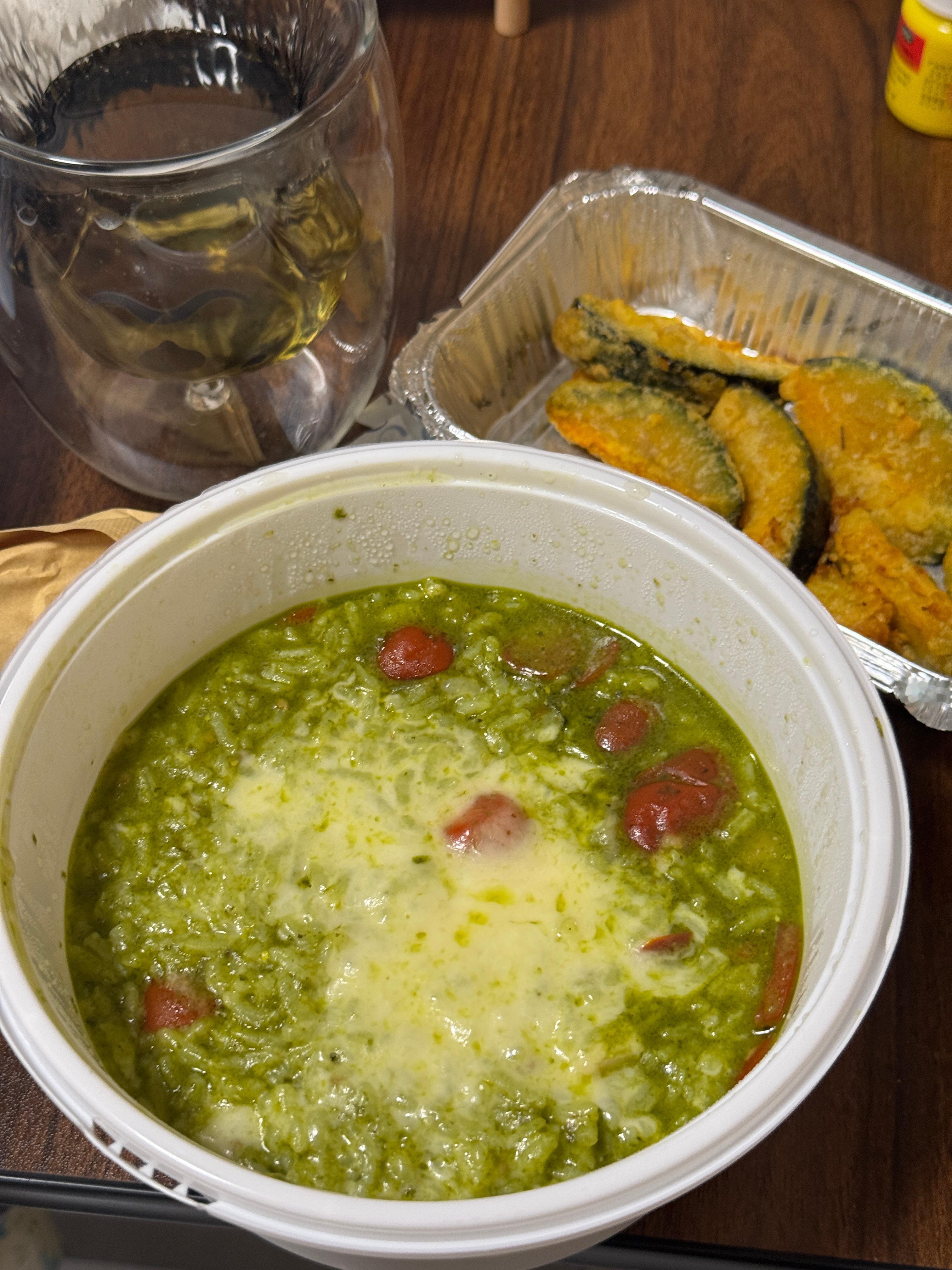 没吃饭就出去走一圈拿快递还是不行的，好饿好晕，尝一下萨利亚新品，看着有点不好看
