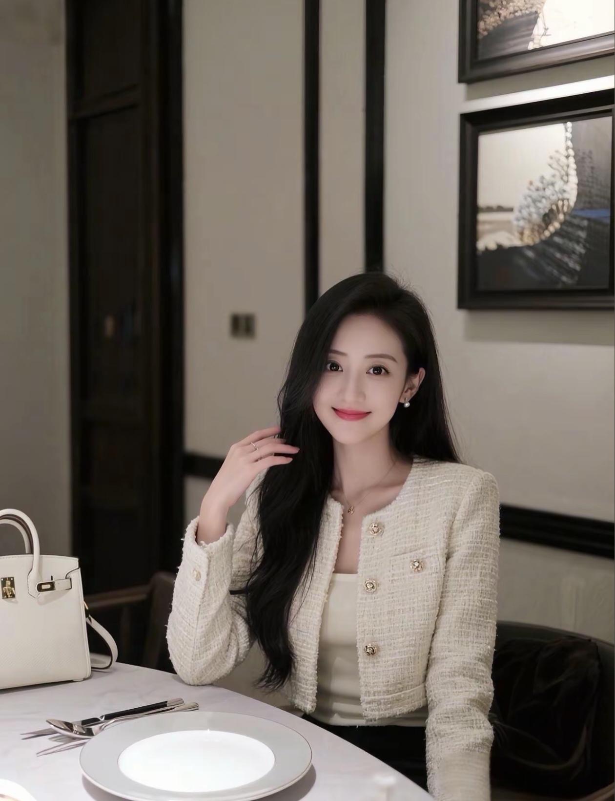 精致的白色套装搭配，尽显女性魅力。